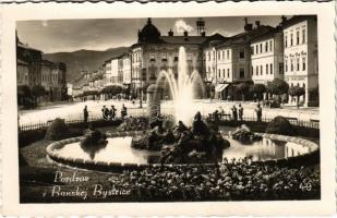 1942 Besztercebánya, Banská Bystrica; tér, szökőkút, Rák szálloda, Juraj Laco üzlete / square, fountain, hotel, shops