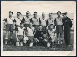 1951 Bp., Előre Újpest Sportkör BLASZ III. o. kerületi labdarúgó bajnokságának győztes csapata, fotó, hátoldalán pecséttel jelzett (Pobuda Foto), feliratozva a játékosok nevével, törésnyomokkal, 18x13 cm
