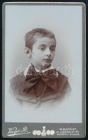 cca 1910 Gyerekportré, keményhátú fotó Vágó B. budapesti műterméből, 10,5×6,5 cm