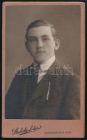 cca 1900 Férfiportré, keményhátú fotó Strelisky budapesti fiókjából, 10,5×6,5 cm