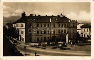 1948 Liptószentmiklós, Liptovsky Mikulás; Okres. dom. Pamätník osloboditelov / Járási hivatal, emlékmű / district office, monument (ragasztónyom / glue marks)