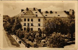 1952 Érsekújvár, Nové Zámky; Stredná skola / gimnázium / grammar school (kis szakadás / small tear)