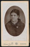 cca 1900 Női portré, keményhátú fotó Krause és Fia újpesti műterméből, 10,5×6,5 cm