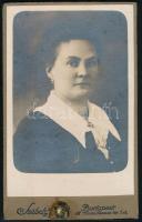 cca 1915 Női portré, keményhátú fotó Székely Aladár budapesti műterméből, 10,5×6,5 cm