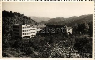 Selmecbánya, Banská Stiavnica; St. mest. skola prezidenta dra E. Benesa v B. Stiavnici / iskola / school. S. Protopopov photo (ragasztónyom / glue mark)