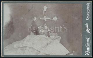 1903 Baba a ravatalon, keményhátú fotó Rambrandt székesfehérvári műterméből, 10,5×6,5 cm