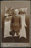 cca 1900 Idős férfi portréja, keményhátú fotó Háber Henrik németkeresztúri műterméből, foltos, 16,5×10,5 cm