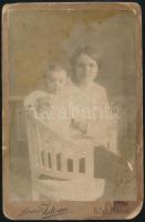 cca 1910 Nő gyermekével, keményhátú fotó Lörincz István gyergyószentmiklósi műterméből, foltos, 16,5×11 cm