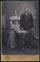 cca 1900 Fiatal házaspár portréja, keményhátú fotó Békés gyulai műterméből, felületi sérülésekkel, vágott karton, 16×10,5 cm