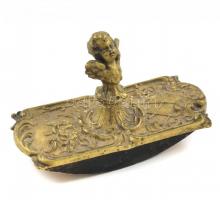 Bécsi barokk stílusú asztali készlet. Réz, tapper és gyertyatartó pár, puttókkal, m: 14 cm - 21 cm