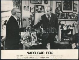 A napsugár fiúk, A keselyű három napja. 3 db mozikép, filmfotó. Egyiken szakadás 24x16 cm