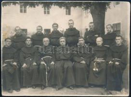 cca 1930-1940 Érsekújvár, papok csoportképe, fotó, kartonra kasírozva, kisebb ragasztónyomokkal, 16,5x12 cm