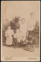 cca 1900-1910 Gyerekek játék hintóval, keményhátú fotó Fritz P. komáromi műterméből, kabinetfotó, saroktöréssel, 16,5x10,5 cm