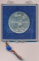 1975. 200Ft Ag "Felszabadulás" eredeti, kissé sérült "MNB" plasztiktokban T:BU 
...