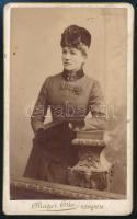 cca 1890-1900 Elegáns hölgy, keményhátú fotó Mager Ottó komáromi műterméből, vizitkártya, 10,5x6,5 cm