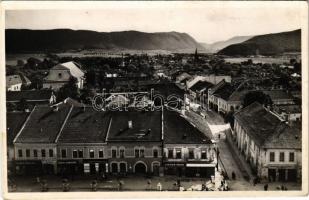 Rozsnyó, Roznava; teljes látkép a Szilicei fennsíkkal, Steiner József, Róth Sándor, Markó Frigyes, Neumann Lajos utóda üzlete, Markó Testvérek sajtüzeme, Gömöri Áruforgalmi Vállalat. Fuchs József kiadása / general view, shops (EK)