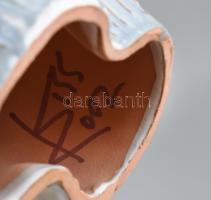 Kiss Roóz Ilona (1920-2010): Kórustagok, mázas kerámia, kézzel festett, jelzett, hibátlan, m: 25 cm