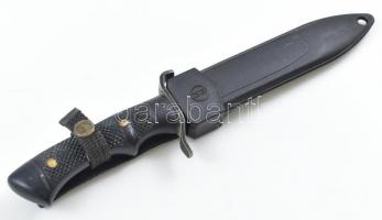 Vadászkés, jelzett, tokkal. h: 29 cm