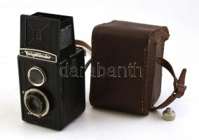 cca 1932 Voigtländer Brillant 6x6-os TLR fényképezőgép f: 4,5, f: 7,5 objektívvel, sérült, bőr tokjával, kissé kopottas.