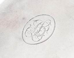 Ezüst (Ag) vésett cigarettatárca, apró horpadásokkal, nehezen záródik, 9x7,5cm, jelzett, nettó: 113 ...