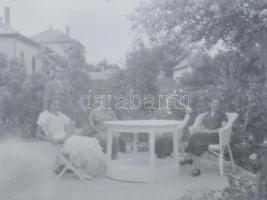 cca 1940-1950 Vegyes fotónegatív tétel (városkép, életképek, portrék, stb.), 6×9 és 4,5×7 cm