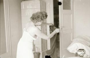 cca 1960-1970 Finoman erotikus női aktok, 6 db negatív kocka