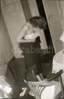 cca 1960-1970 Finoman erotikus női aktok, 6 db negatív kocka