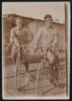 1930 Versenykerékpáros férfiak, hátoldalon feliratozott fotó, 9×6 cm
