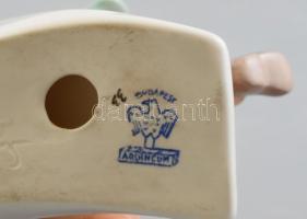 Aquincum szánkózó kislány, kézzel festett, jelzett, hibátlan m: 12cm (terv: 1960 Káldor Aurél)