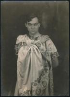 Kiss Ferenc (1893-1978) színész, Kankovszky Ervin (1884-1945) pecséttel jelzett fotója, sarkain törésnyomok, 22×16 cm