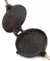 Régi öntöttvas, fém, fa, ostyasütő, kopott, h: 58 cm