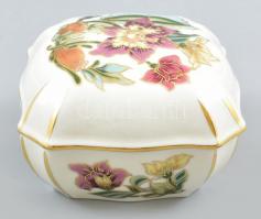 Zsolnay virág mintás porcelán bonbonier, kézzel festett, jelzett, apró kopásnyomokkal, 10,5x10,5x6cm