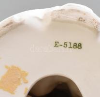 Puttós gyertyatartó, fehér mázas fajansz, jelzés nélkül, kopásnyomokkal, m: 18 cm