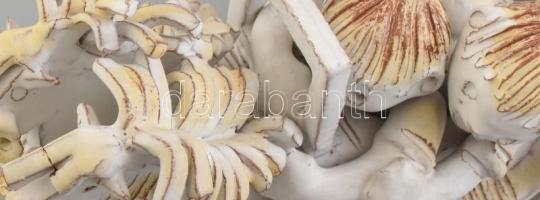 Kovács Éva (1938-2017): Lovas fogat gyerekekkel, mázas kerámia, sérült, jelzett, 32x16x16cm