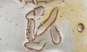 Kovács Éva (1938-2017): Ülő lány, mázas kerámia, kopásnyomokkal, jelzett, m: 15 cm