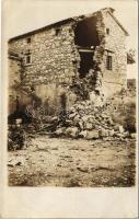 1915 San Martino di Castrozza, Sankt Martin am Sismunthbach (Südtirol); osztrák-magyar katona egy lerombolt ház falánál / K.u.K. military, soldier with a destroyed house. photo