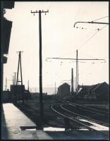 cca 1960-1980 Vegyes budapesti vasúti/közlekedési helyszíneket ábrázoló fotó tétel, 2 db, változó állapotban, az egyik sarkán gyűrődésnyommal, 23x18 cm és 21x18 cm közötti méretben