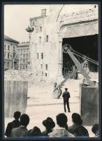 1965 Nemzeti Színház bontása Budapesten, fotó kartonra kasírozva, 18x13 cm