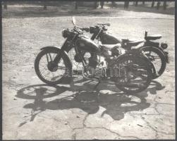 cca 1960 Csepel motorkerékpárok, nagyméretű fotó, szép állapotban, 24×30 cm