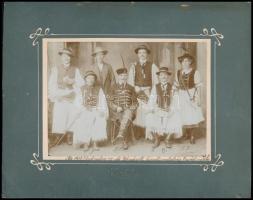 1912 A pozsonyi (Felvidék) Rózsakerti szüreti mulatságon készített emlékfotó népviseletbe öltözött részvevőkről, feliratozva, kartonra kasírozva, Körper Károly műterméből, jó állapotban, 12×15,5 cm