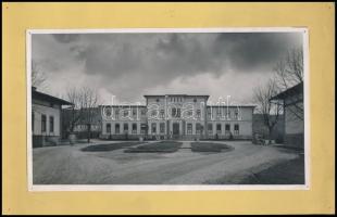 cca 1925 Az esztergomi Kolos közkórház (ma Vaszary Kolos Kórház) sebészeti épülete, fotó kartonon, szép állapotban, 14×24 cm
