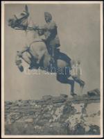 cca 1935 Látványos katonai lovas gyakorlat, fotó, 24×18 cm