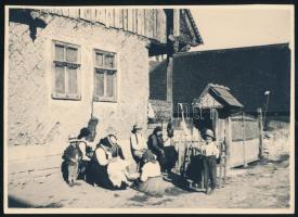 cca 1940 Hímző-fonó asszonyok csoportja egy erdélyi faluban, fotó, szép állapotban, 12,5×17,5 cm