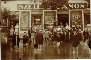 1926 Kecskemét, Szeless János fűszerkereskedő üzlete, gazdasági eszközök, terményáru, bor, sör és pálinka mérés, Dreher sör, gyerekek vízben állnak árvíz idején. Vásári nagy utca 123. (ma Petőfi utca), photo (fl) + BUDAPEST-SUBOTICA 36 vasúti mozgóposta