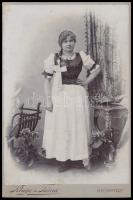 1902 Gyöngyösi népviseletbe öltözött lány, keményhátú fotó Kluge és Társa műterméből, jó állapotban, 16×10,5 cm