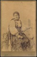 1889 Brassói (Erdély) népviseletbe öltözött nő, keményhátú fotó Adler műterméből, 16,5×10,5 cm