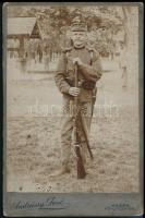 cca 1900 Kassai (Felvidék) katona teljes menetfelszerelésben, puskával, Andrássy Jenő keményhátú fotója, jó állapotban, 12,5×8 cm