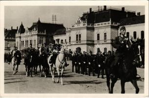 1940 Nagyvárad, Oradea; bevonulás, Horthy Miklós fehér lovon a vasútállomás előtt / entry of the Hungarian troops, Horthy on white horse in front of the railway station