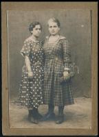 cca 1900 Két hölgy portréja, keményhátú fotó Helfgott Samu városligeti műterméből, hátoldalon a műte...