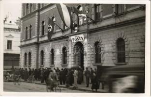 1940 Kolozsvár, Cluj; bevonulás, magyar és horogkeresztes zászlókkal díszített M. Kir. Posta épülete...